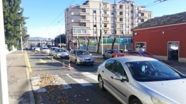 Cagliari, la rabbia dei residenti di viale Marconi: “Col senso unico rischiamo la vita, vogliamo parcheggi e alberi”
