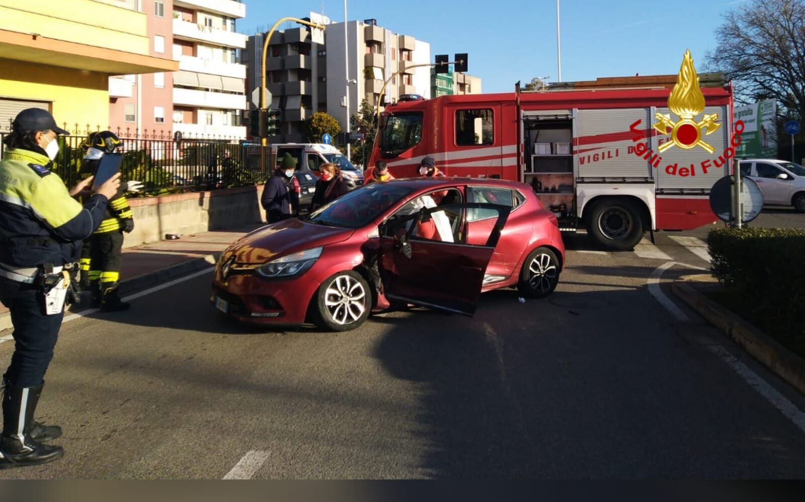 Scontro tra due auto all’incrocio tra via Vesalio e via Torricelli: un ferito in codice rosso, una donna estratta dalle lamiere