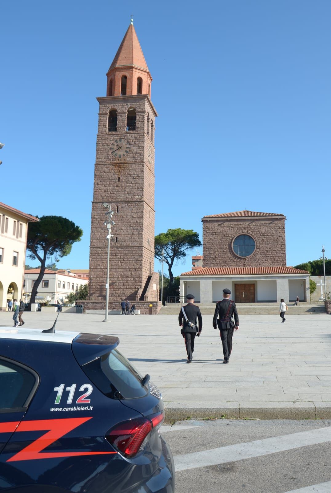 Rapina al centro Tim di Carbonia, denunciate due persone: le prove in una chat sugli smartphone