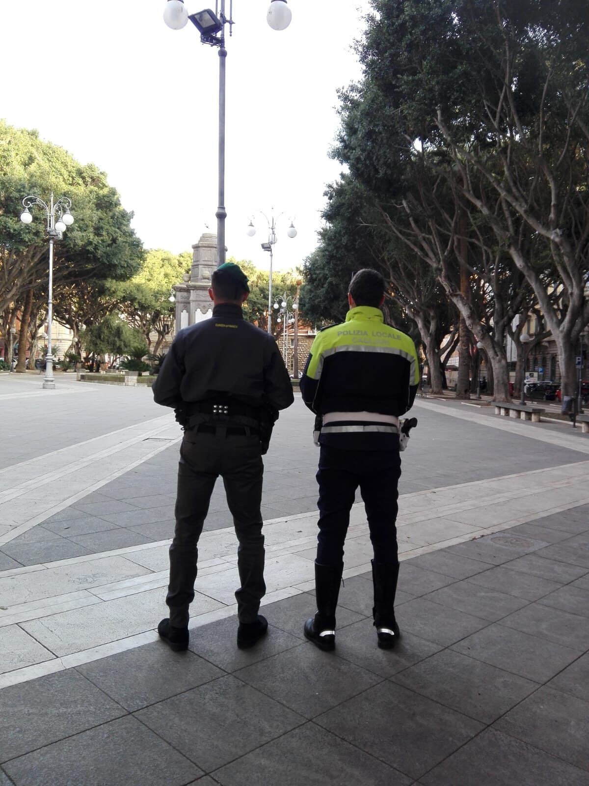 Controlli di polizia locale e guardia di finanza in piazza del Carmine: sanzionata una donna priva di mascherina