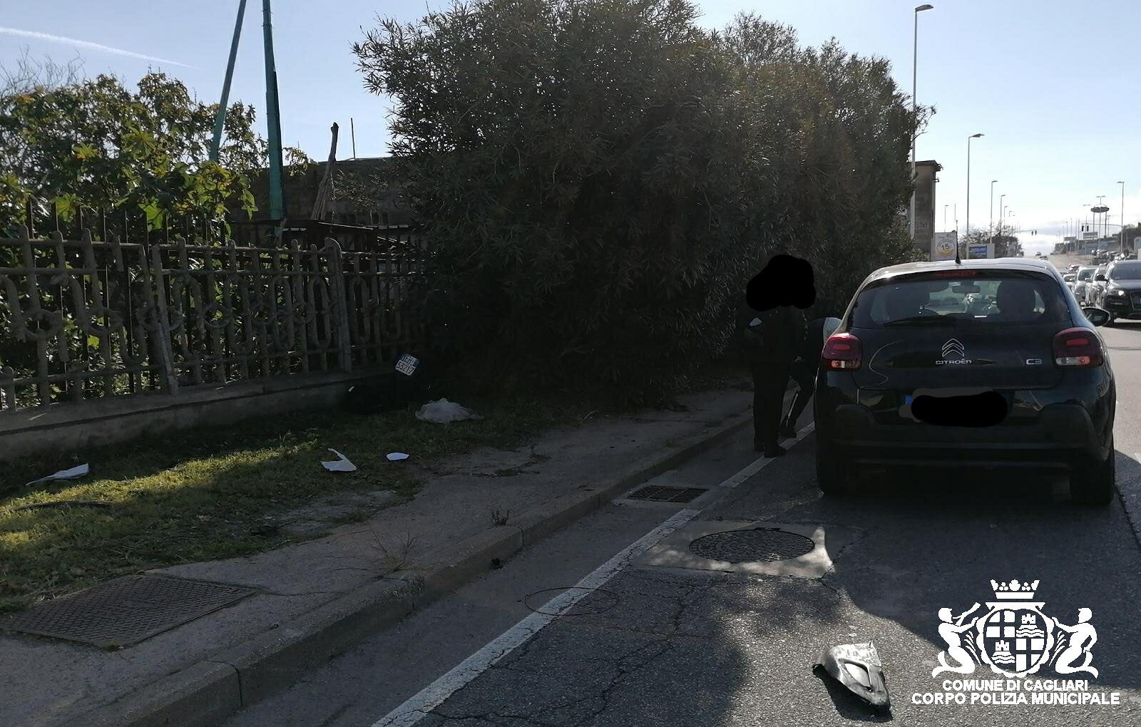 Cagliari, violento scontro tra un’auto e una moto in viale Monastir: un ferito in codice rosso