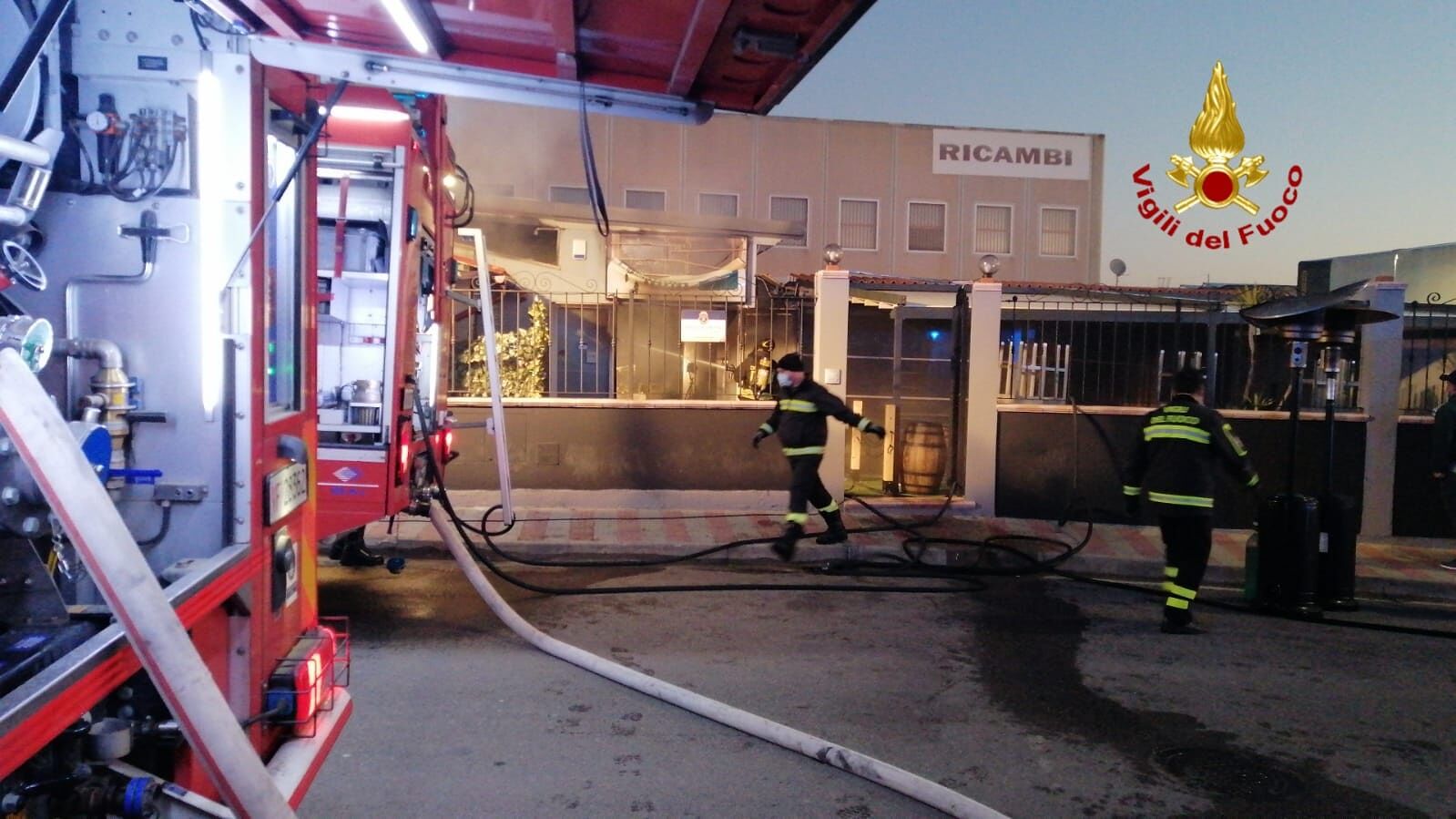 Sestu, vasto incendio in un bar in via Giulio Cesare: danni ingenti