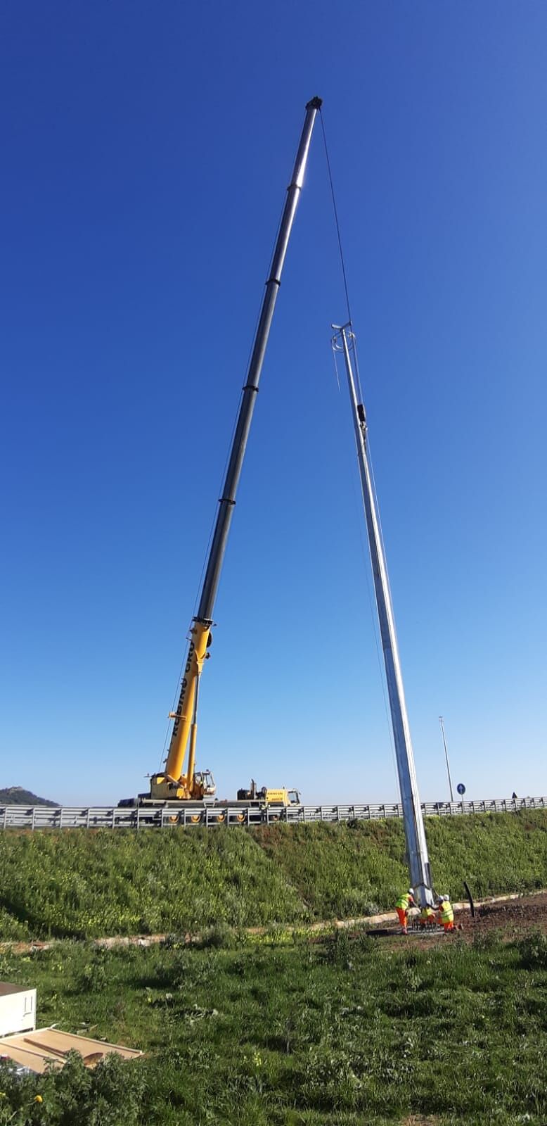 Lavori di completamento sulla Nuova Sulcitana: installate tre torri faro