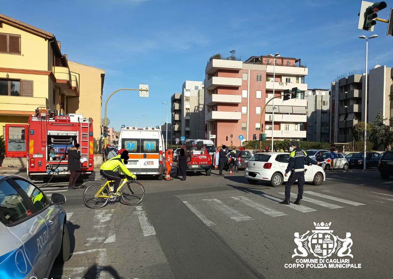 Scontro tra due auto al semaforo di via Vesalio, rallentamenti al traffico
