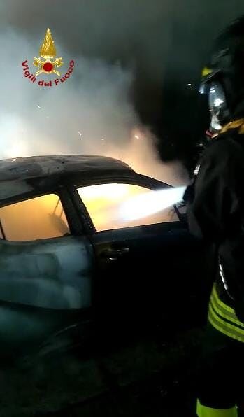 Cagliari, auto in fiamme in via Monte Sabotino: colpite 3 vetture, danneggiate altre sette
