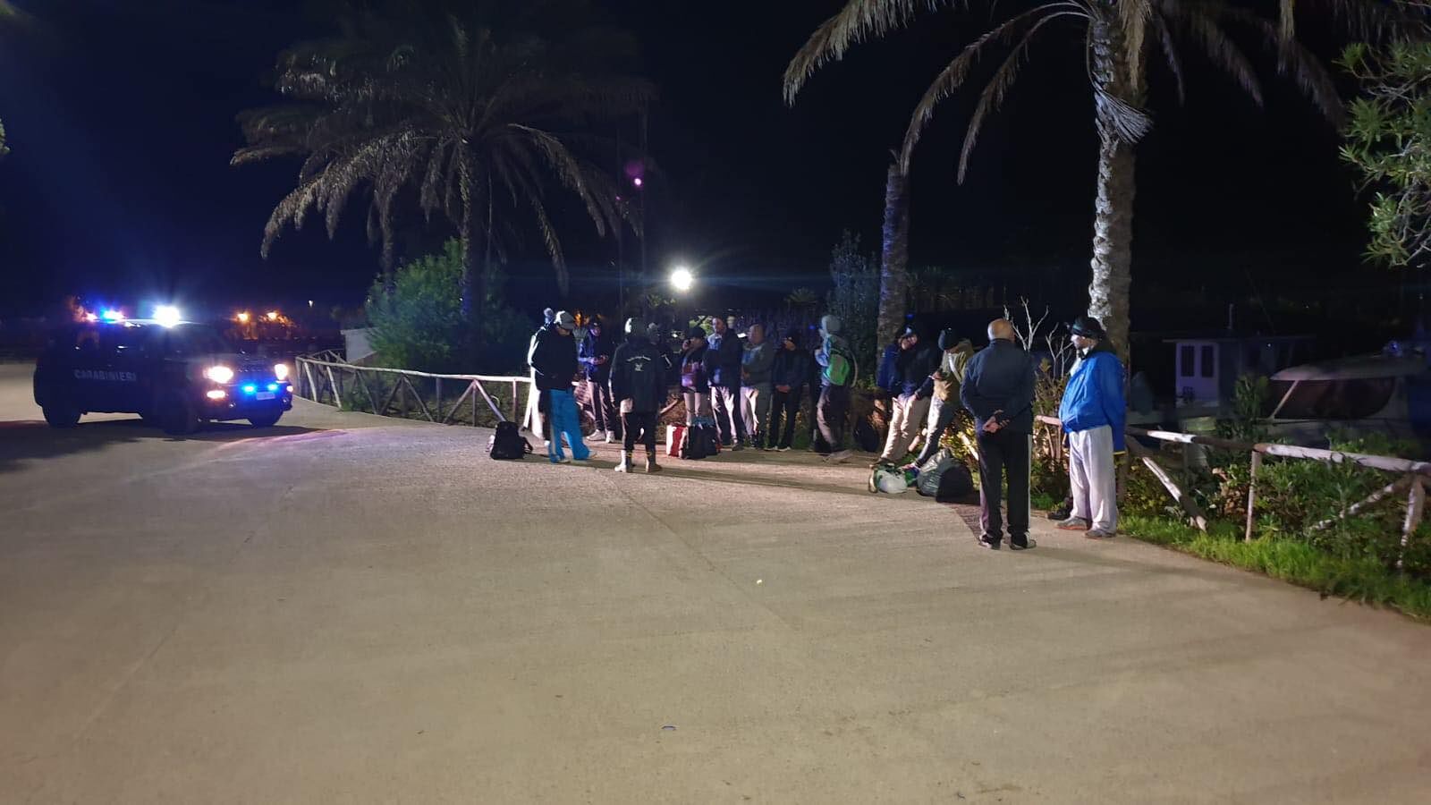 Notte di sbarchi nelle coste del Sulcis: 76 migranti, sul barchino anche una donna incinta