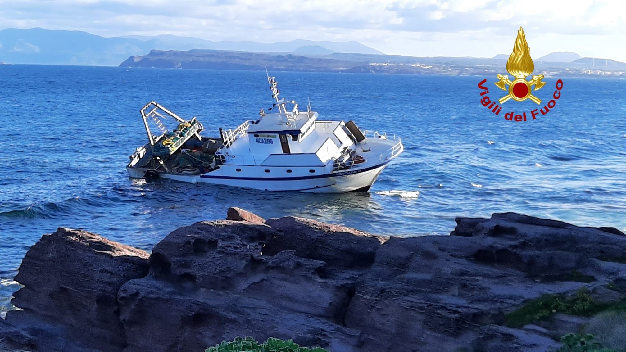 Peschereccio si incaglia a Carloforte, soccorsi e portati a terra i 4 marinai a bordo