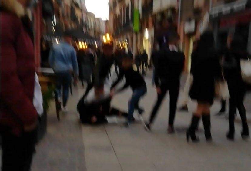 Cagliari, rissa tra ragazzini nel Corso in zona gialla: interviene la Polizia Locale