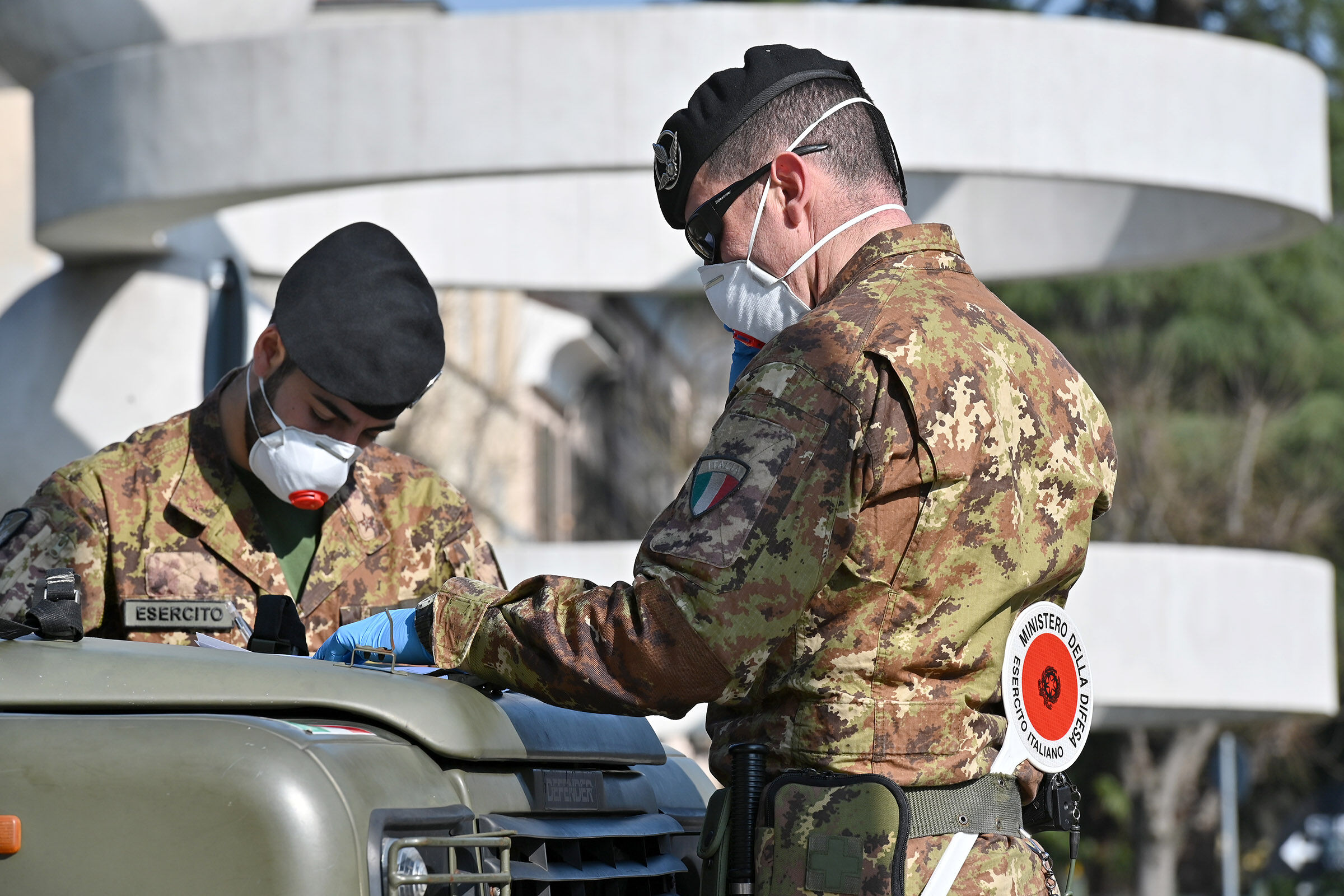 Covid, “serve lockdown di due mesi: ristoranti aperti la sera ma con l’esercito”