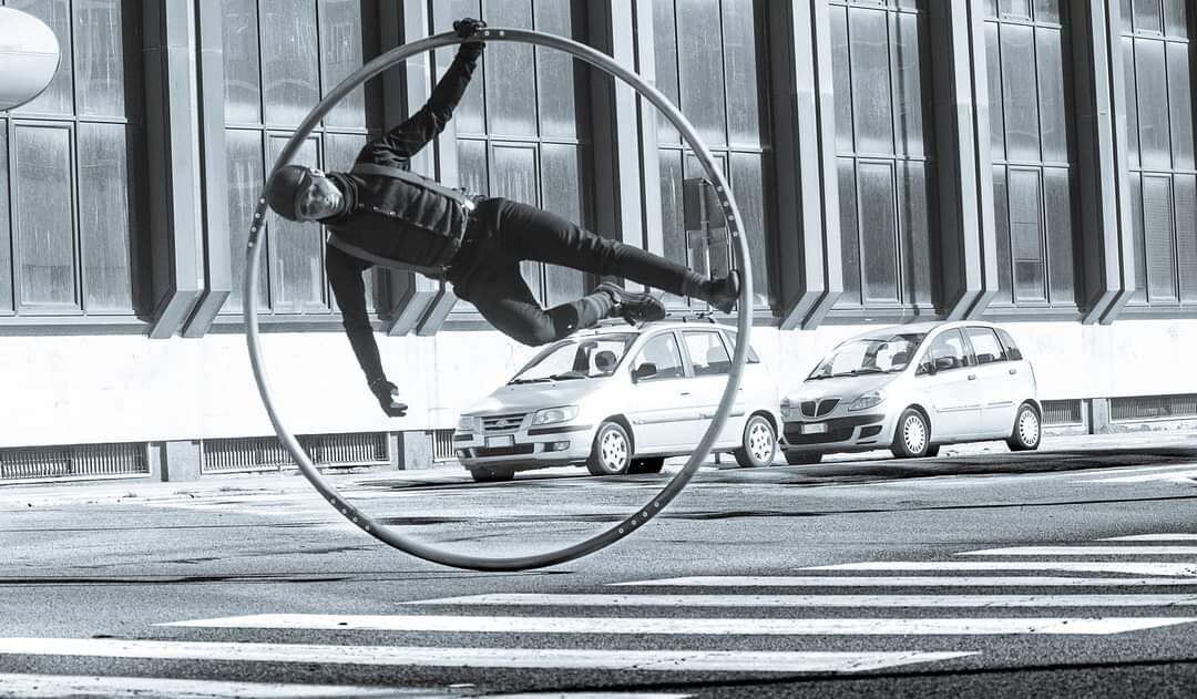 Cagliari, acrobazie e arte al semaforo di piazza Giovanni: lo spettacolo di due artisti di strada