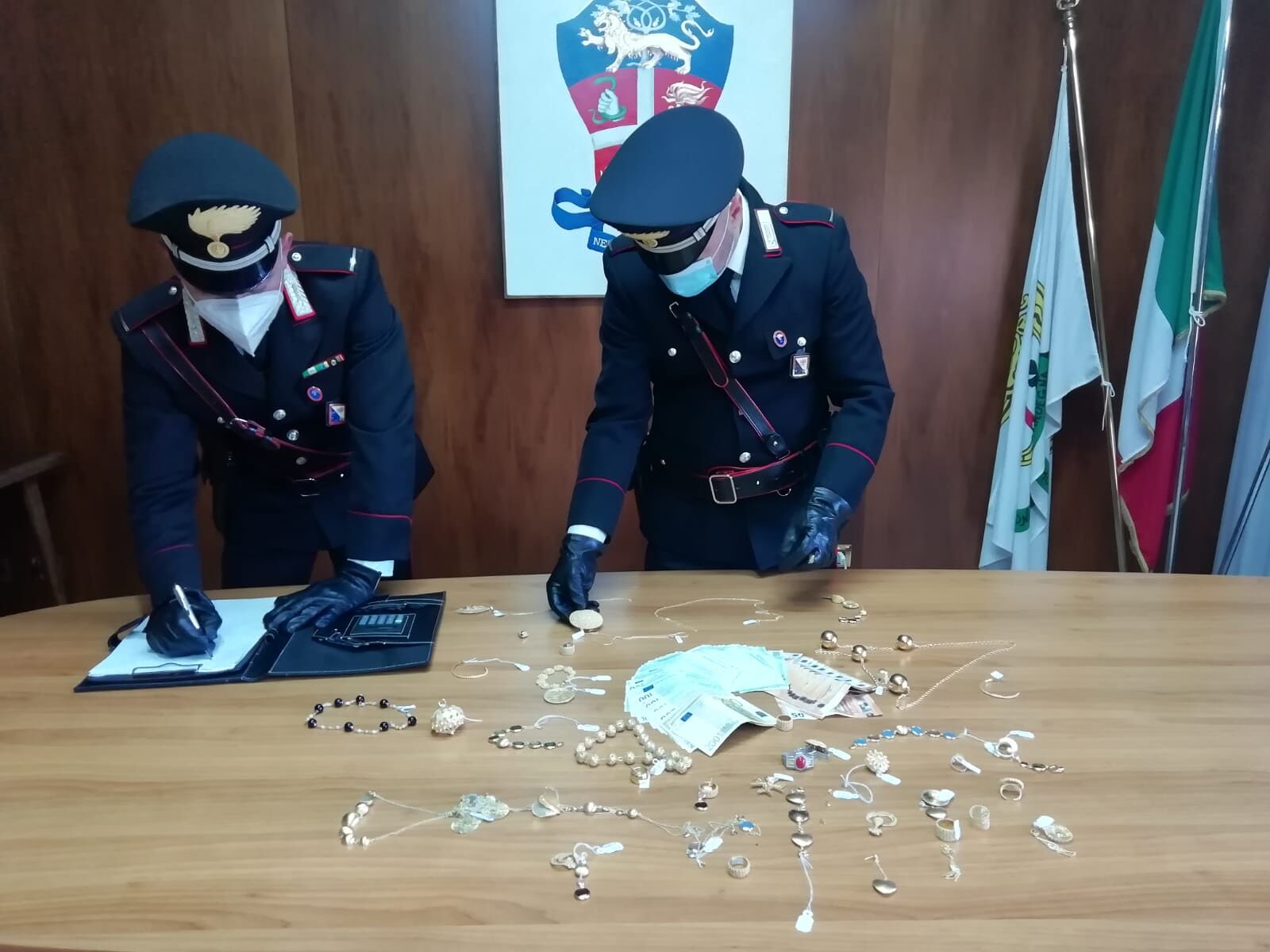 Gioielli rubati a Trinità d’Agultu: i carabinieri convocano i legittimi proprietari