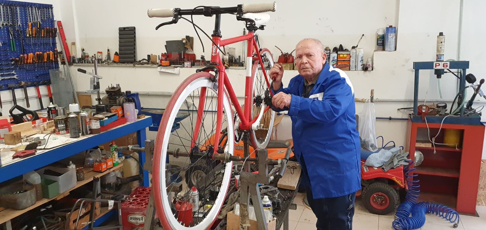 A 87 anni torna a lavoro, il nonnino che aggiusta le bici a Radio Casteddu: “Fate le piste per i ciclisti”