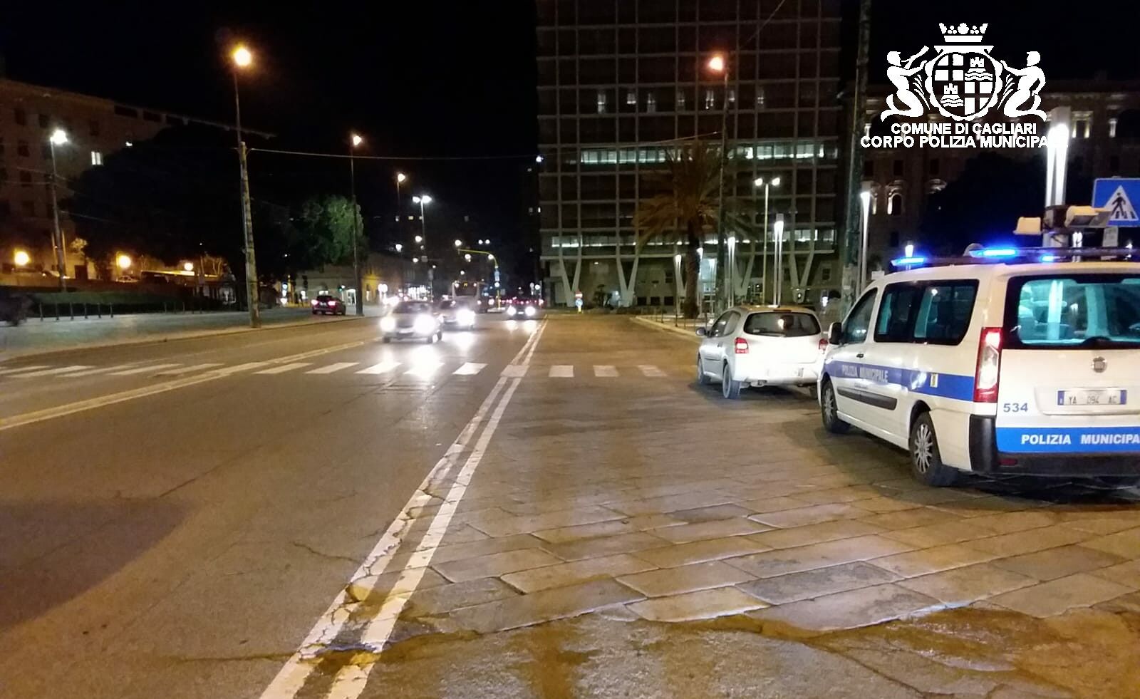 Cagliari, giovane al volante travolge un uomo sulle strisce in via Roma a Cagliari