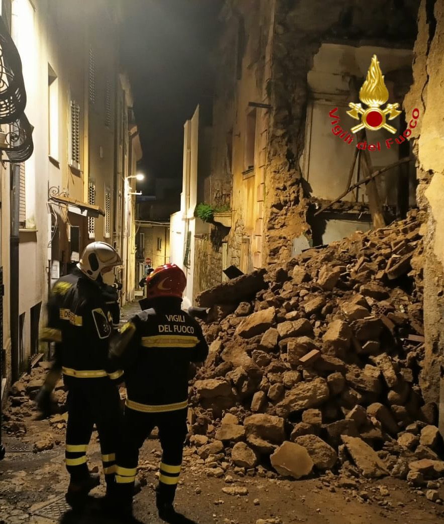 Paura a Nuoro, crolla una casa nel centro storico: IL VIDEO