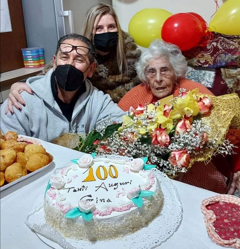 Monserrato in festa: torta, palloncini e fiori per tzia Gina che compie 100 anni