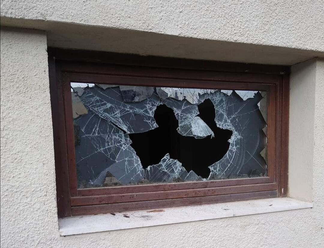 Sarroch, presa a sassate la finestra dei bagni pubblici della biblioteca del paese