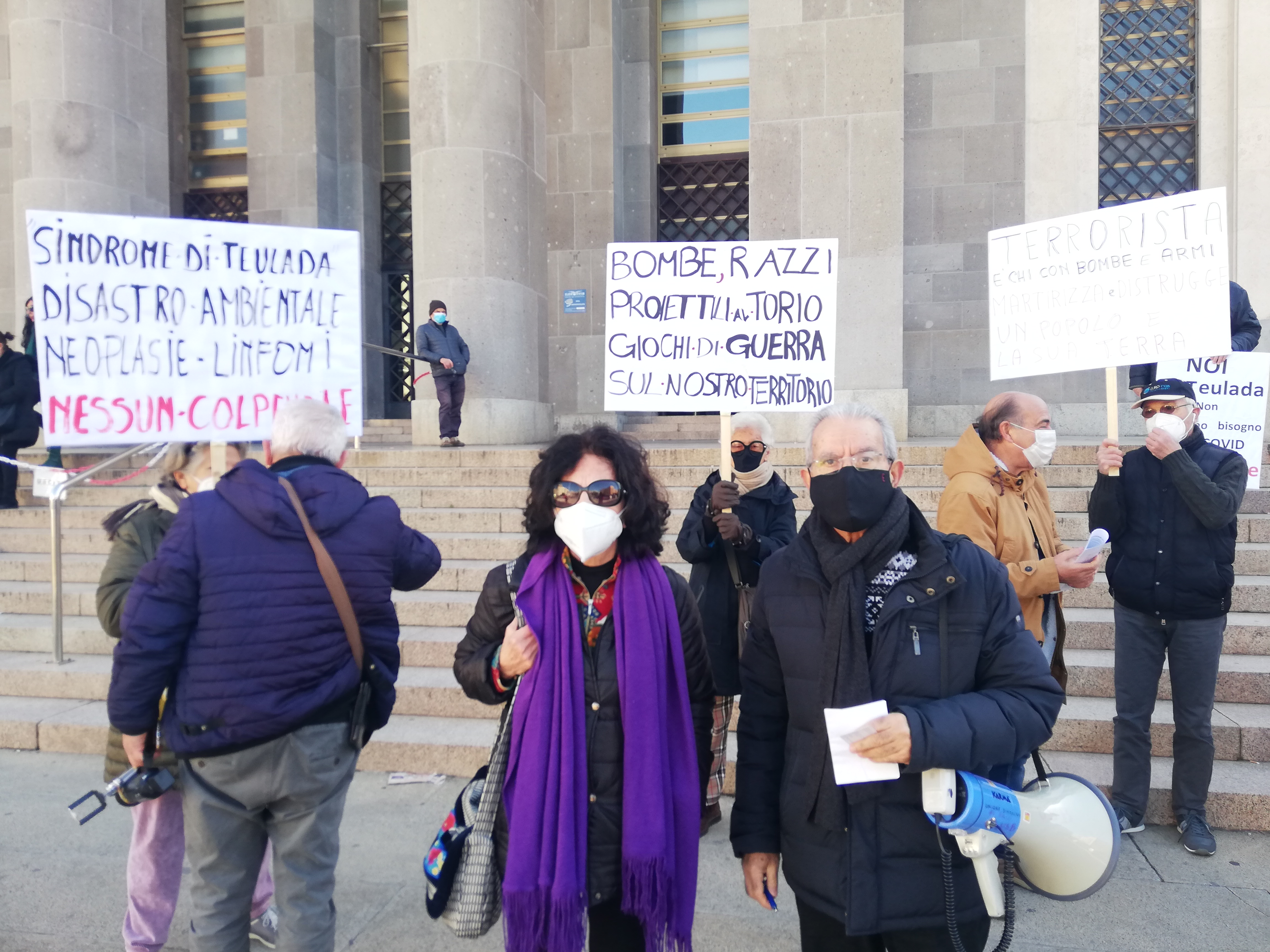 Cagliari, sit in davanti al tribunale: “Non archiviate i casi di morte del poligono di Teulada”