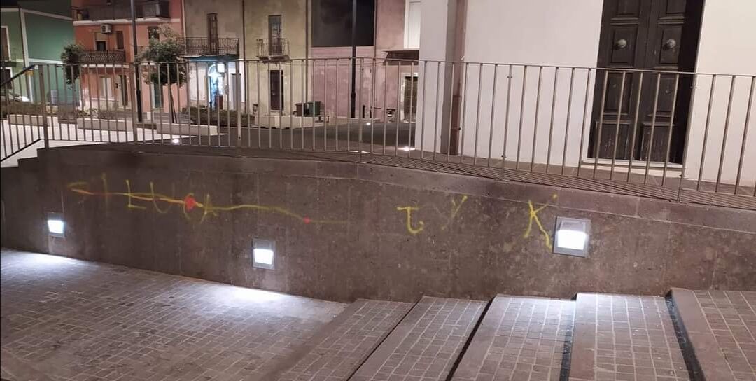Vandali scatenati a Portoscuso, sfregiata la piazzetta: “Ora ripulite tutto”