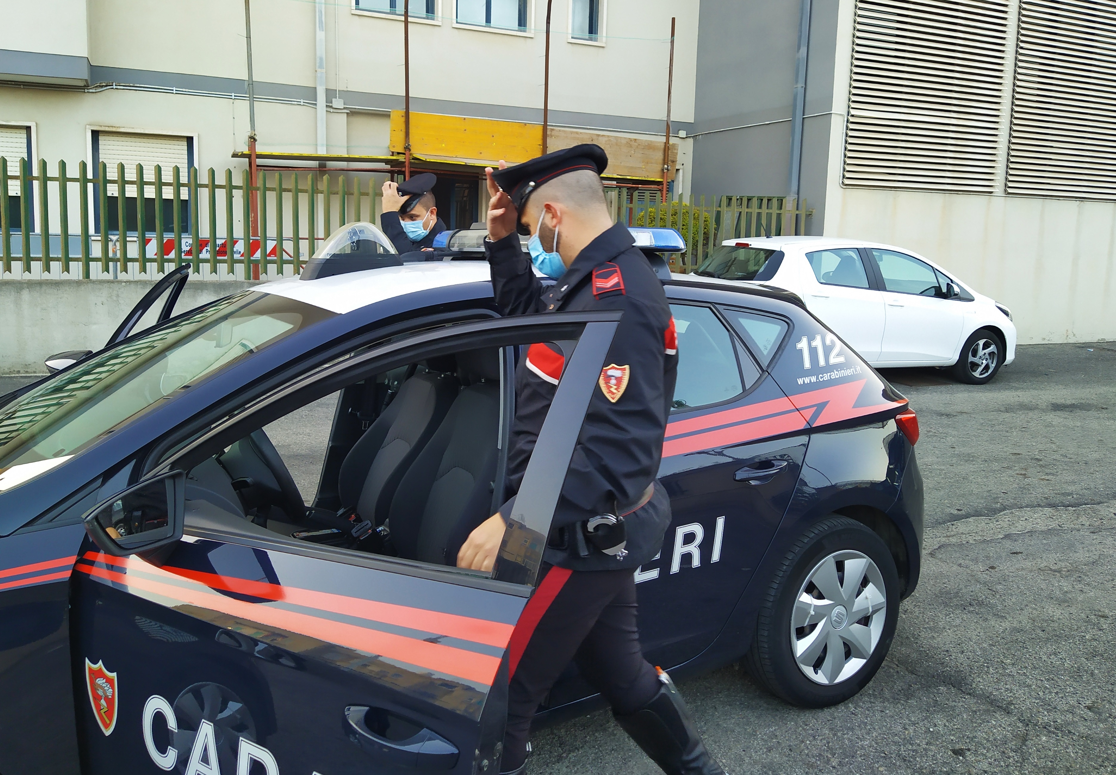 Decimomannu: danneggia gli arredi dell’azienda, poi scappa e tenta di investire i carabinieri: arrestato