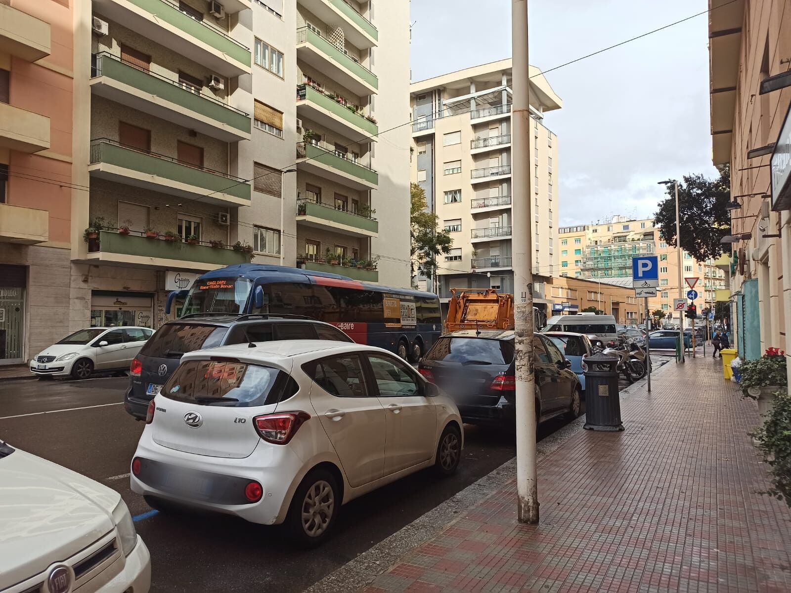 Cagliari, paura in via Cocco Ortu: operaio cade dal camion dei rifiuti e si ferisce