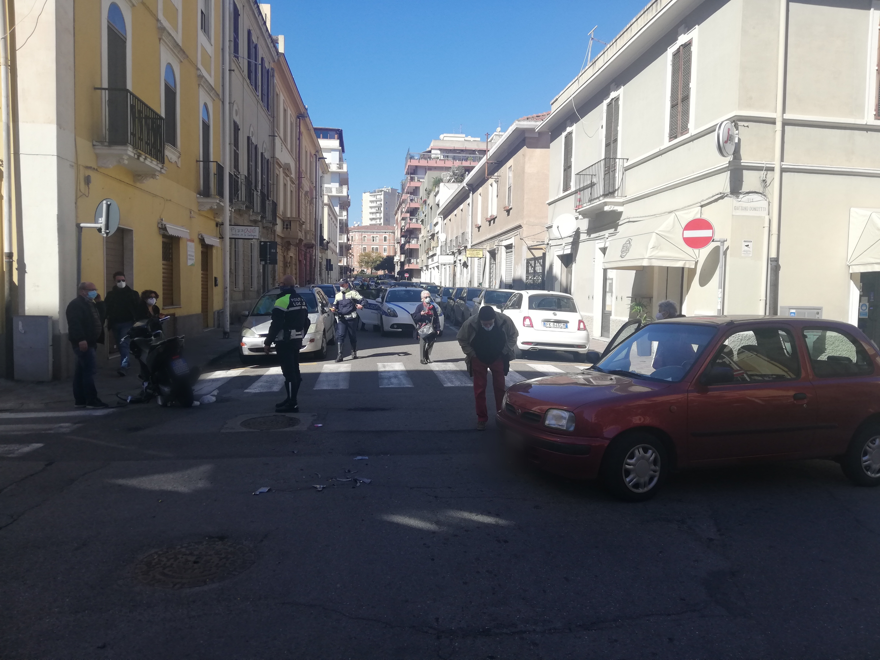 Cagliari, brutto schianto auto-moto in via Puccini: centauro ferito finisce all’ospedale