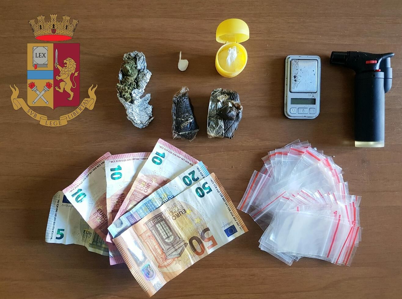 Spaccio a conduzione familiare a Sant’Elia: arrestati madre e figlio