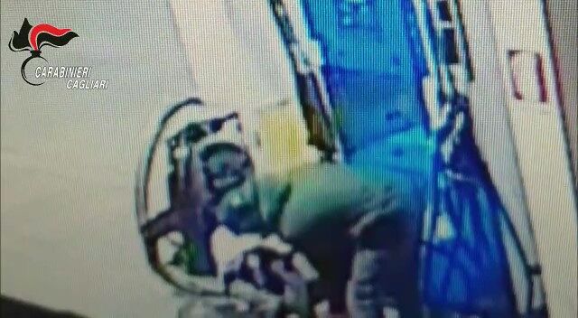 Giro di vite agli incendiari di auto: denunciati due giovani di Quartu e Sinnai