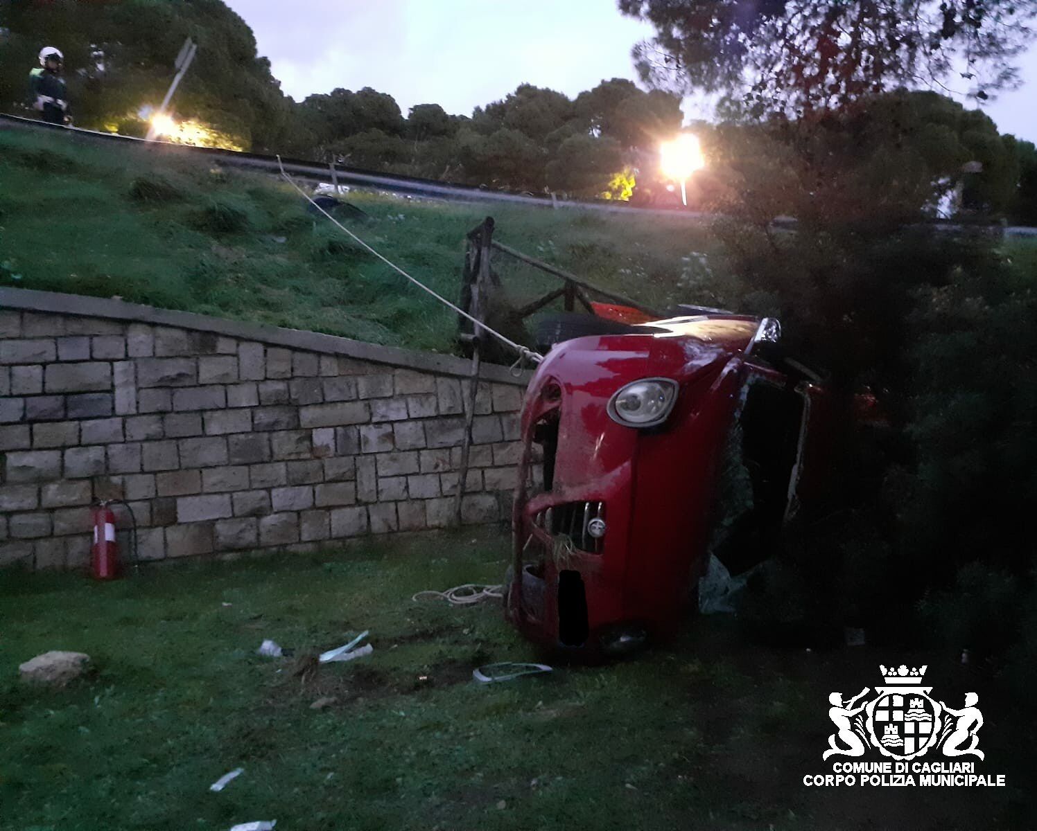 Paura a Cagliari, auto precipita in una scarpata a Monte Urpinu: ci sono feriti