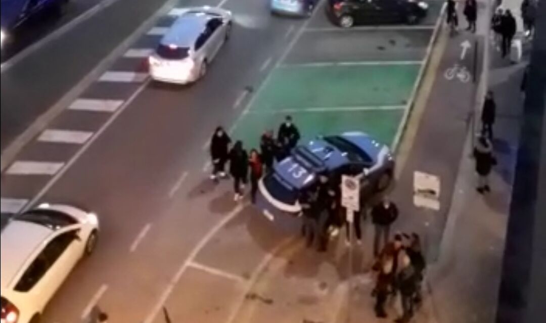 Rissa tra ragazzine a Cagliari in via Is Mirrionis, colpi e urla: il VIDEO ESCLUSIVO