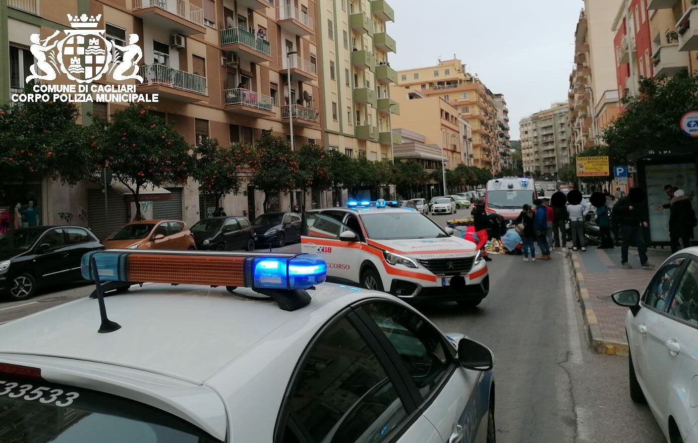 Incidente a Cagliari, scontro tra scooter in via Pergolesi: ferito un centauro