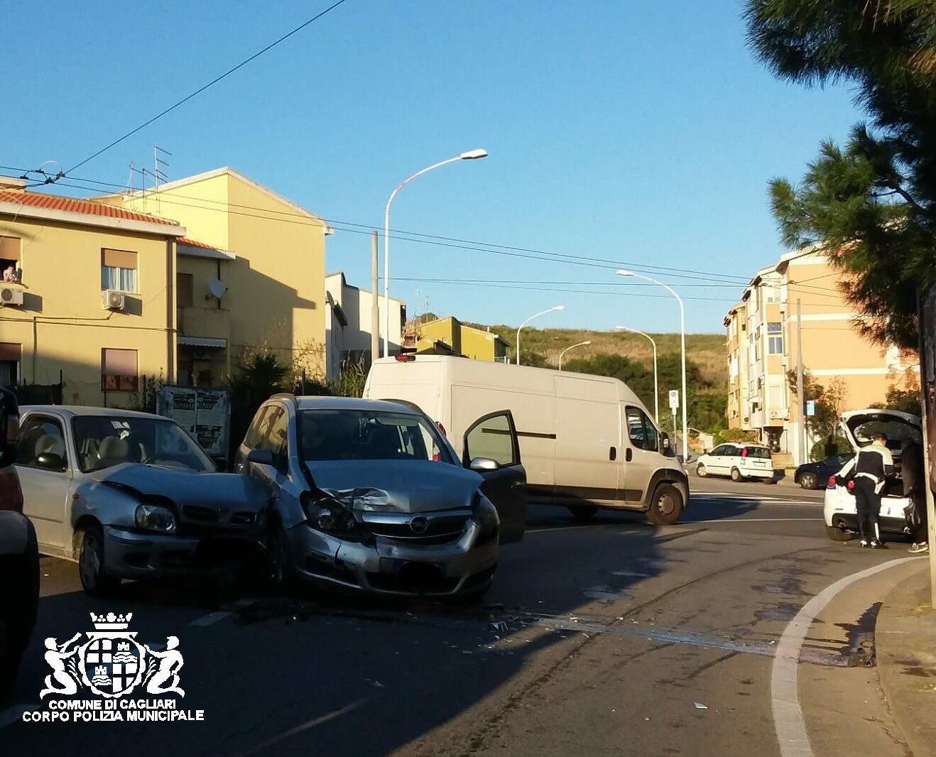 Cagliari, scontro tra due auto a Is Mirrionis: ferite due donne