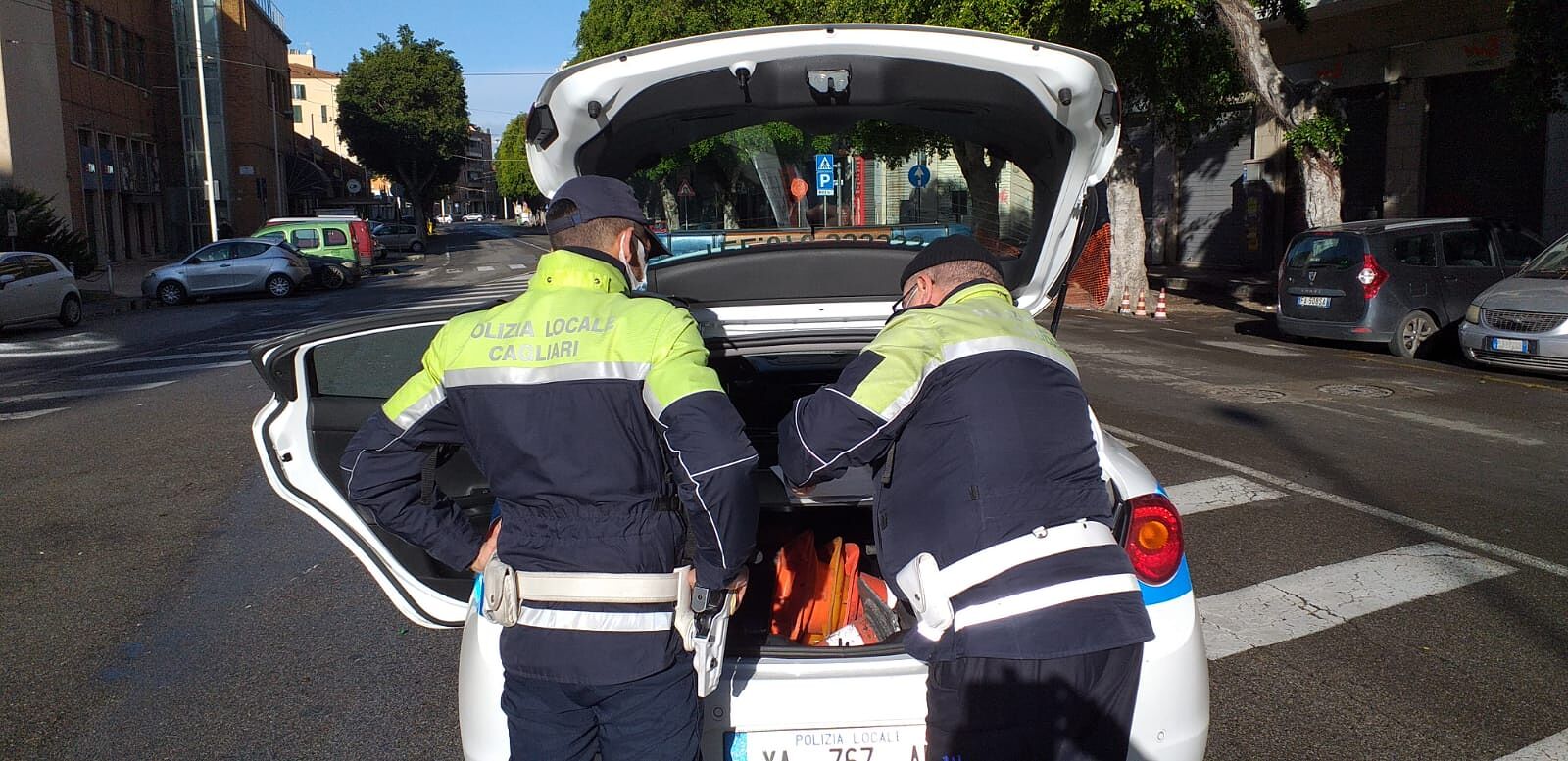 Cagliari, paura in via Is Mirrionis: donna travolta da un’auto sulle strisce pedonali