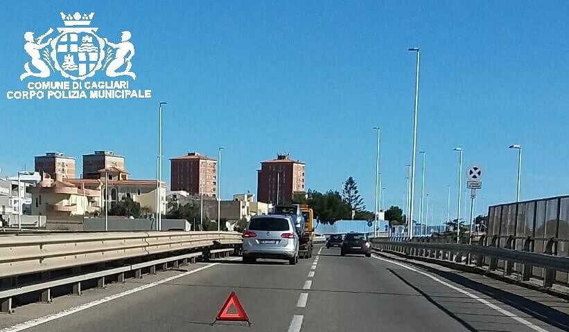 Cagliari, tamponamento a catena sull’asse mediano: carambola fra tre auto con un ferito