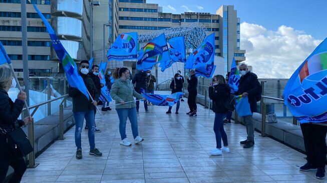 Cagliari, nuovamente beffati i dipendenti del bar del Brotzu: “Nessuna riapertura, abbandonati al nostro destino”