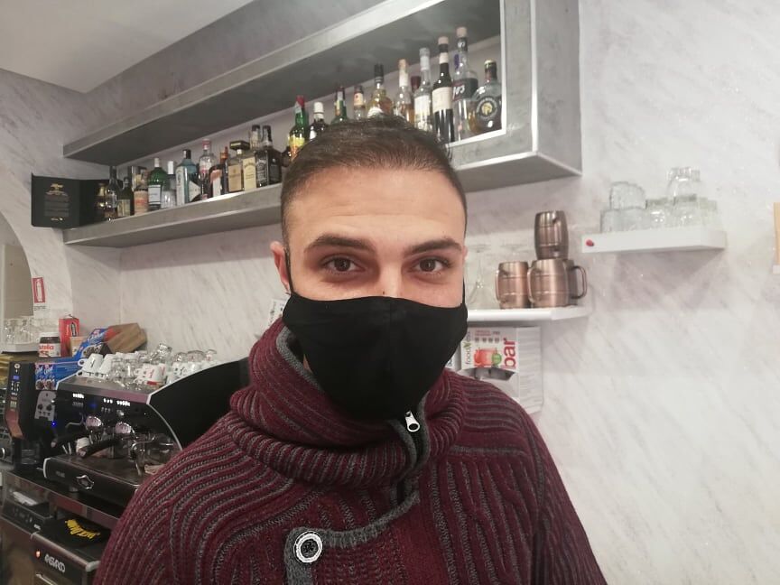 Antonino, barista cagliaritano: “Zona arancione assurda, tanti clienti consumano davanti al bar e devo farli spostare”