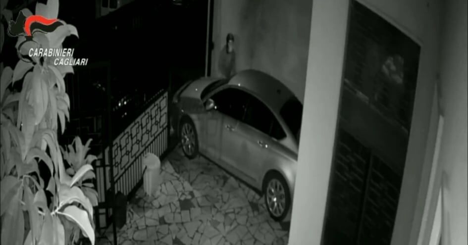 Monserrato, incendia un’auto e si vanta del gesto sui social: 46enne nei guai