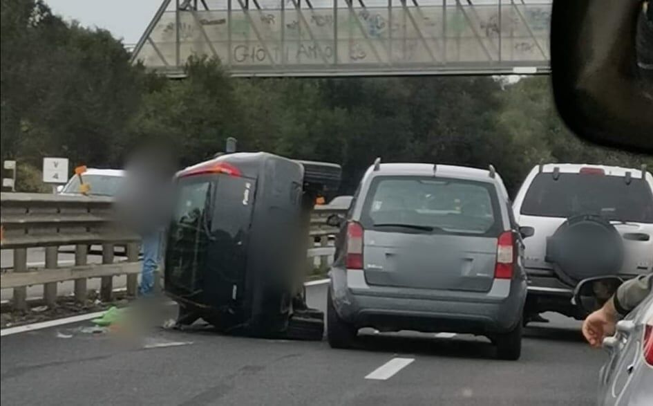 Cagliari, incidente sulla Ss 130: un’auto capovolta, ci sono feriti