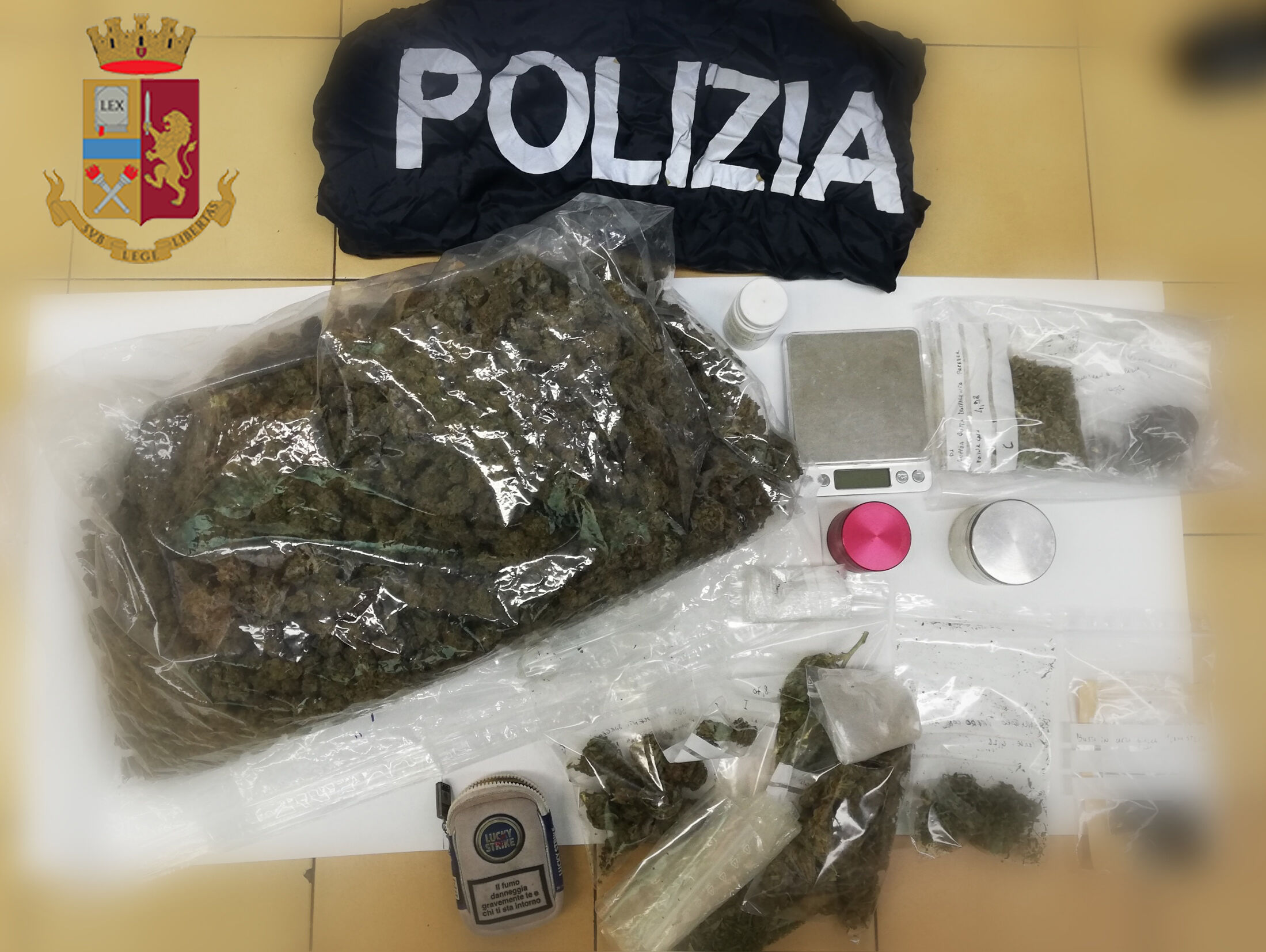 In casa oltre un kg di infiorescenze di marijuana, arrestato 40enne di Siniscola