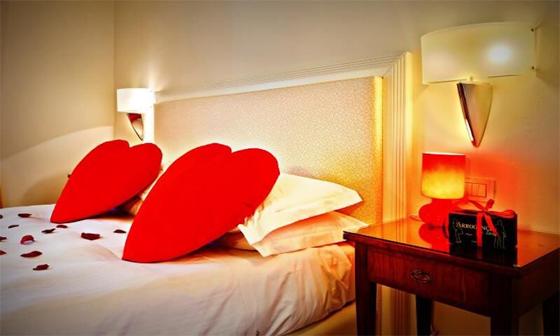 Cagliari, gli hotel riaprono per San Valentino e “sfidano” il Covid: anche 230 euro per cena, camera e colazione