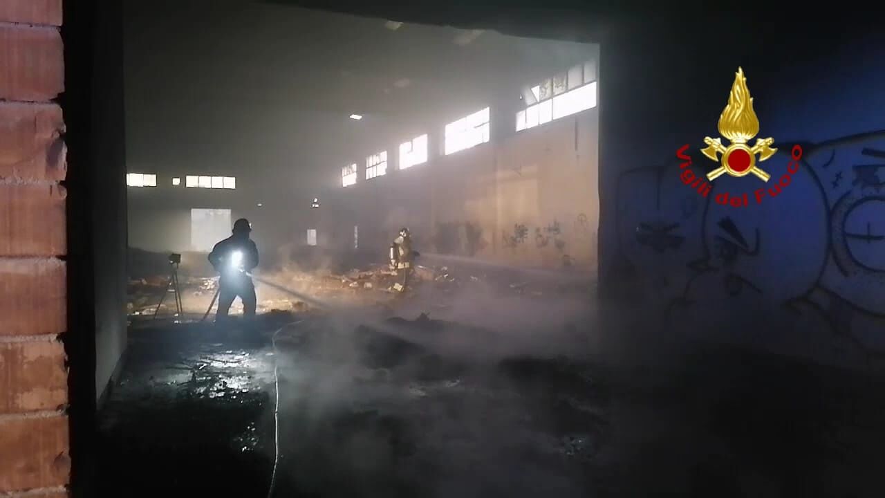 Maxi incendio a Cagliari, in fiamme il capannone dell’ex distilleria di Macchiareddu