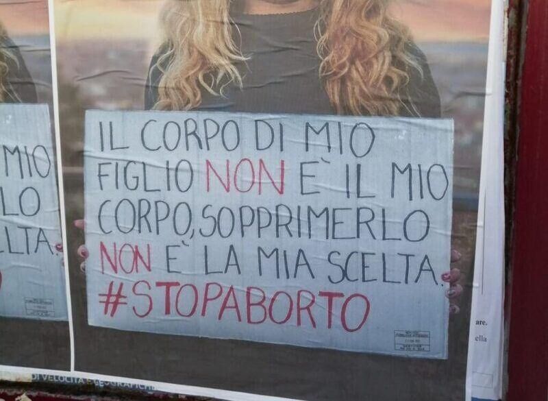Manifesti choc antiabortisti a Dorgali, il Comune prende le distanze: “Messaggio inaccettabile”