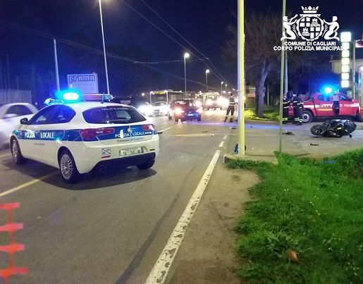 Schianto in viale Marconi: Renault contro scooter, in due finiscono in ospedale