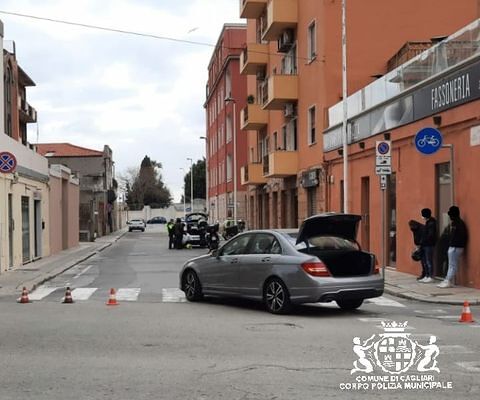 Cagliari, in viale Diaz la Mercedes guidata da un 20enne si schianta contro una moto: una ragazza in ospedale