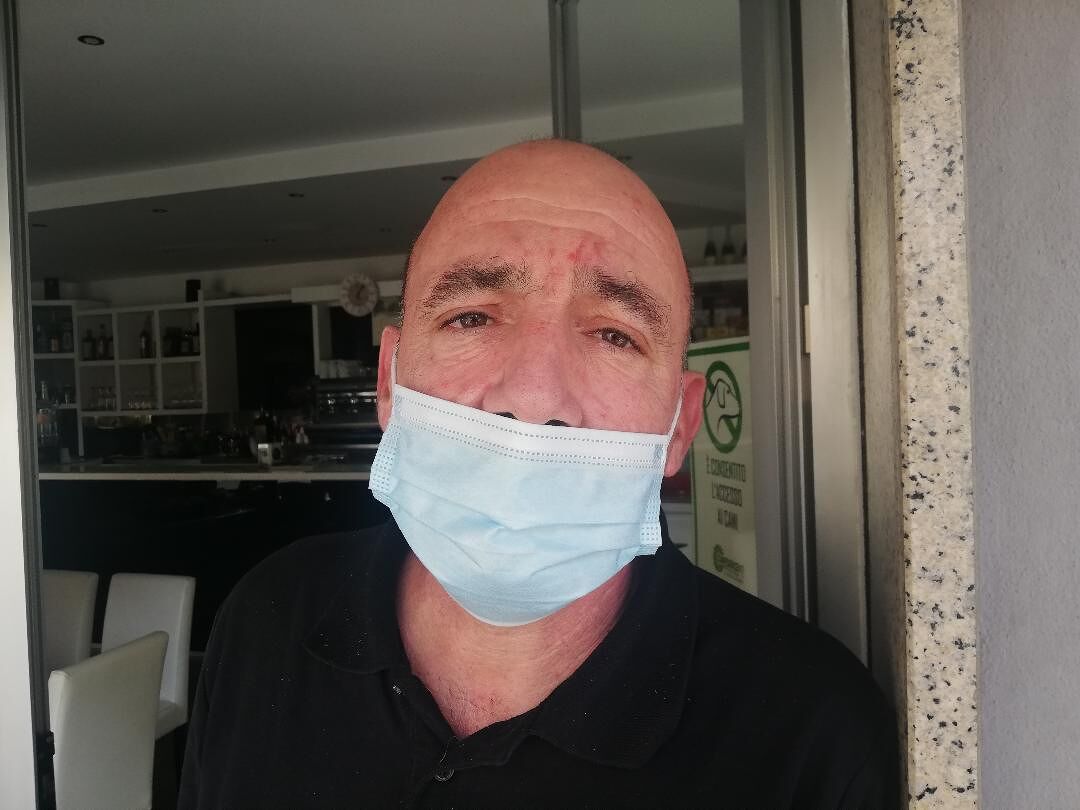 Stefano, barista cagliaritano: “Caffè? Quello d’asporto costa 1,20 euro, non posso certo regalare i bicchieri”