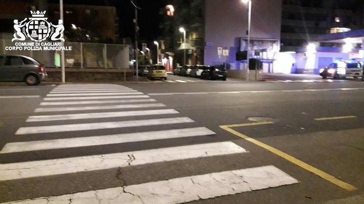 Cagliari, investe un giovane di 16 anni e scappa in via Is Mirrionis: rintracciato e denunciato dalla Polizia Locale