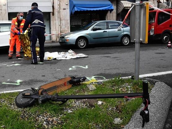 Porta i figli a scuola in monopattino poi viene travolta da un tir: 34enne muore sul colpo