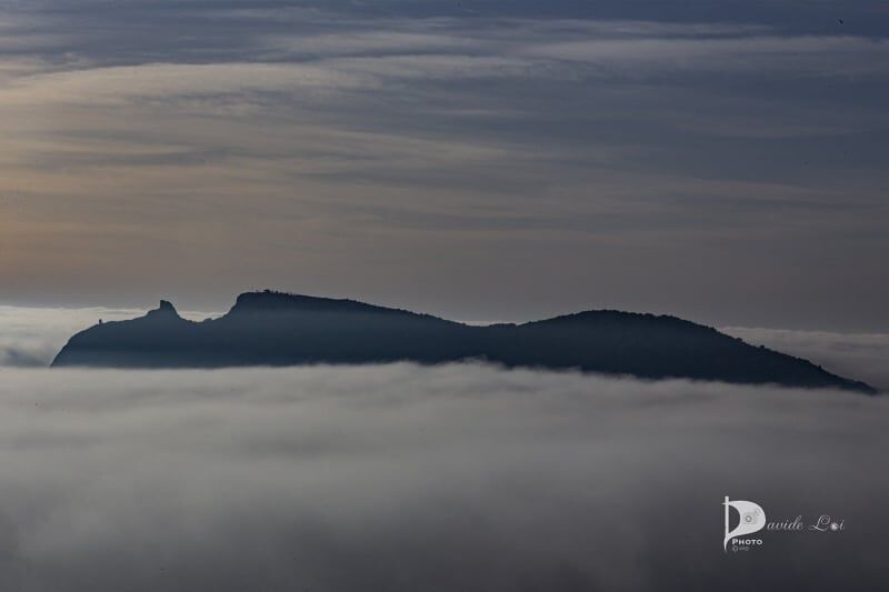 La nebbia “si mangia” tutta Cagliari, alba magica dal centro storico alla Sella del Diavolo