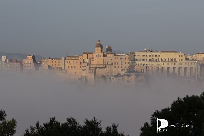 La nebbia “si mangia” tutta Cagliari, alba magica dal centro storico alla Sella del Diavolo