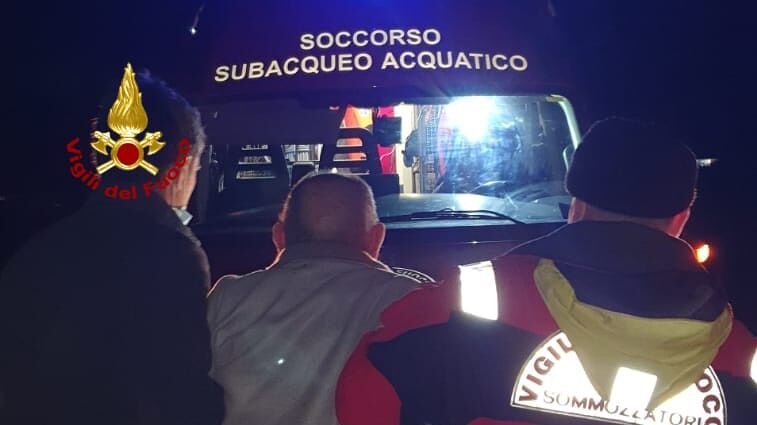 Solanas, nonnino smarrito trovato incastrato tra le canne del fiume: salvato dai Vigili