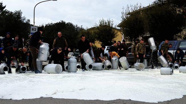L’infinita guerra del latte in Sardegna, l’sos degli allevatori: “Prezzi ancora fermi dopo due anni”